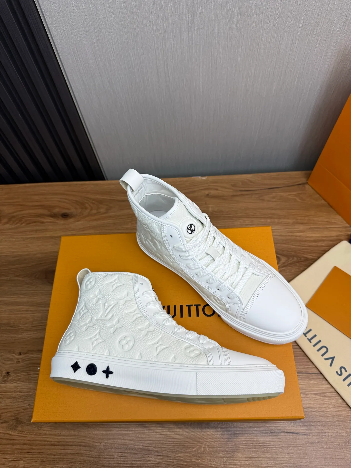 Men's shoes 💰840💰 LOUIS VUITTON [Luden Yiwei] The new trendy Lv is on the market 🎁, casual and fashionable men's shoes 👟 1:1 shipment ⬆️The upper is made of imported cowhide + cowhide mesh lining, the original wear-resistant rubber outsole, the version is simple and elegant, exclusive for trendy men. 38-45 (38.45 is non-refundable if made to order)